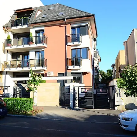 Luxury By The Park / Arch Of Triumph *