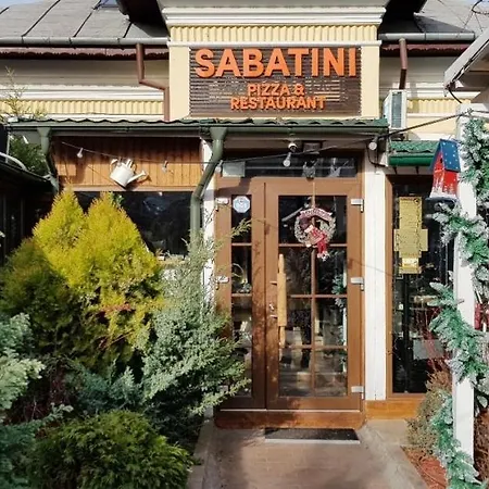 Luxury By The Park / Arch Of Triumph