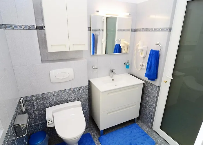 Luxury By The Park / Arch Of Triumph