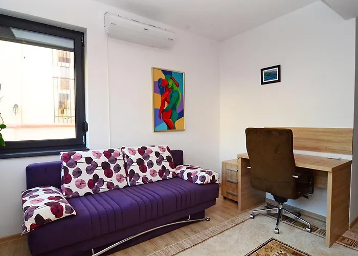 Luxury By The Park / Arch Of Triumph *