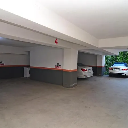 Luxury By The Park / Arch Of Triumph Apartment *