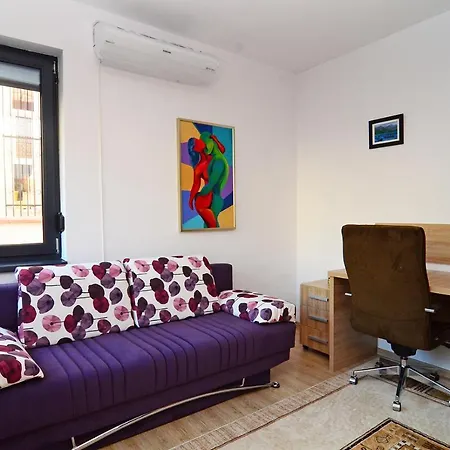 Luxury By The Park / Arch Of Triumph *